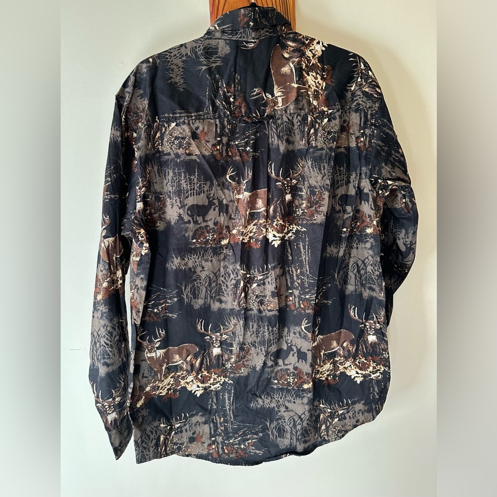 Rugged Earth Outfitters Men’s Size M Long Sleeve Button Up Deer Hunt Theme Shirt - Picture 2 of 5